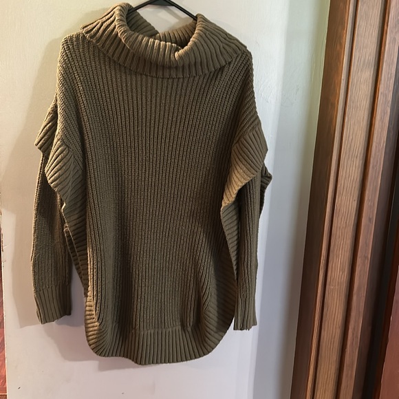 Alya olive sweater women’s size medium/large - Picture 2 of 3